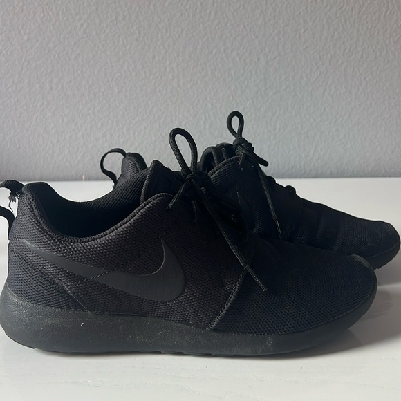 Nike All-black Roche Runs sz8.5 - Picture 1 of 3